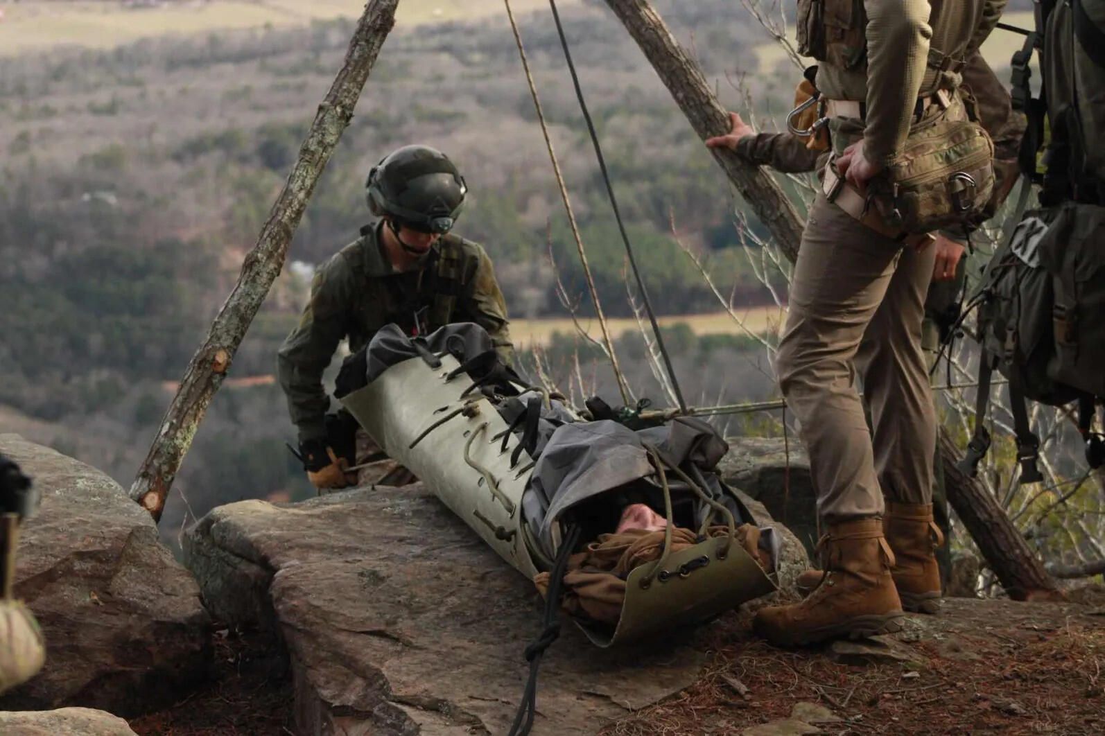 Moving a loaded litter over a cliff edge on a tripod system